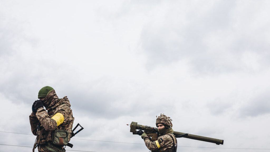 IRPIN, UKRAINE - MARCH 04: A Ukrainian army soldier takes aim with an anti-aircraft missile, March 4, 2022,  in Irpin, Ukraine. Ukraine has been in the midst of a war for nine days following the start of attacks by Russia on February 24. In the early hours of last night, Russia took control of the Zaporiyia nuclear power plant, the largest in Europe, whose fire has already been extinguished without casualties. Another of the latest attacks has been in the north of Ukraine, in Chernobyl, which has raised the death toll to 47, the deadliest offensive since the first day of the invasion.  The balance of the war, according to the latest information from both the Ukrainian government and UNHCR, is at least 2,000 civilians dead and about one million refugees who have fled Ukraine. (Photo By Diego Herrera/Europa Press via Getty Images)