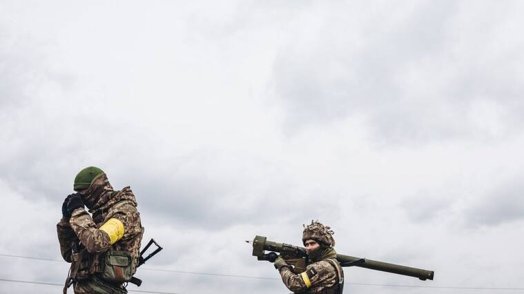 IRPIN, UKRAINE - MARCH 04: A Ukrainian army soldier takes aim with an anti-aircraft missile, March 4, 2022, in Irpin, Ukraine. Ukraine has been in the midst of a war for nine days following the start of attacks by Russia on February 24. In the early hours of last night, Russia took control of the Zaporiyia nuclear power plant, the largest in Europe, whose fire has already been extinguished without casualties. Another of the latest attacks has been in the north of Ukraine, in Chernobyl, which has raised the death toll to 47, the deadliest offensive since the first day of the invasion. The balance of the war, according to the latest information from both the Ukrainian government and UNHCR, is at least 2,000 civilians dead and about one million refugees who have fled Ukraine. (Photo By Diego Herrera/Europa Press via Getty Images)