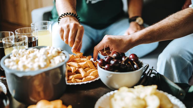 Papas fritas vs. frutos secos: El abismo generacional y de género que divide cómo “picoteamos” los chilenos