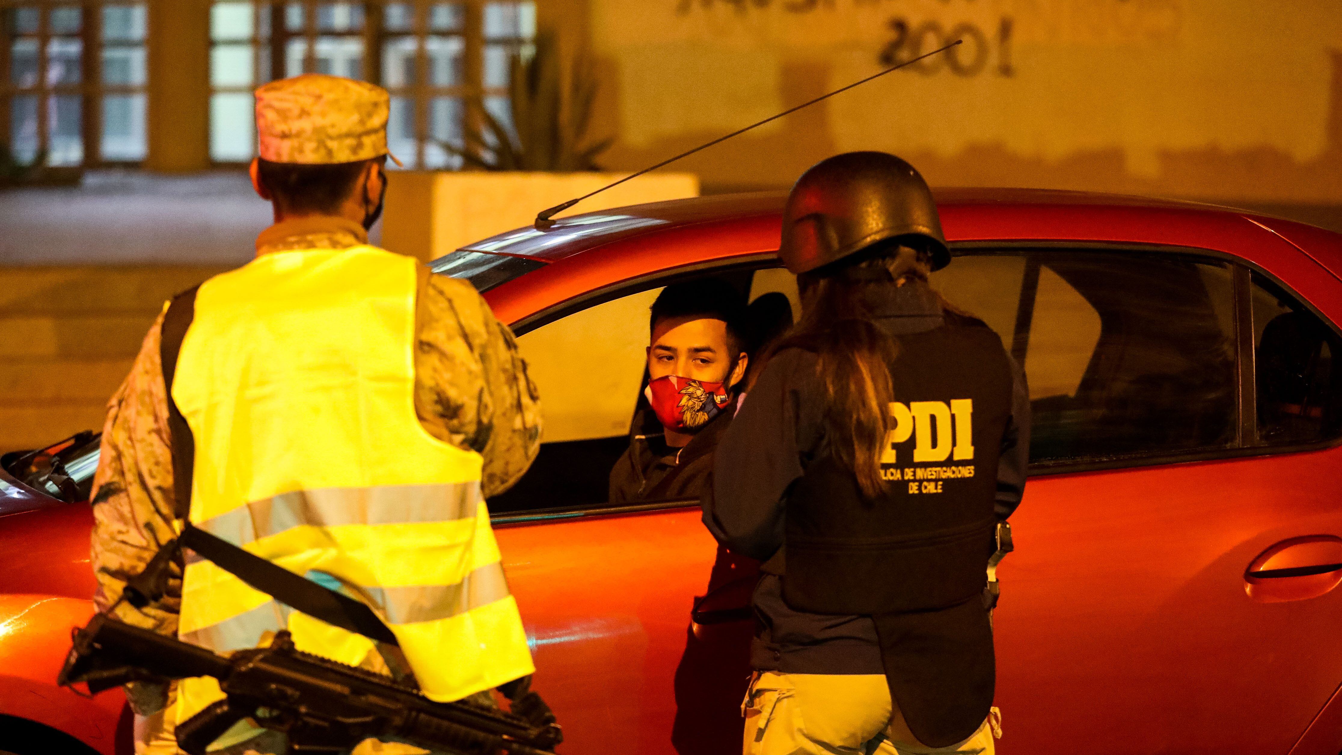 10 DE JULIO DE 2020 / COPIAPÓPersonal de Ejercito de Chile, Regimiento de Infantería N23 de Copiapó y de la Policia de Investigaciones realizan fiscalización en toque de queda durante la crisis sanitaria por Covid19.
FOTO: KARL CHINGA GRAWE / AGENCIA UNO