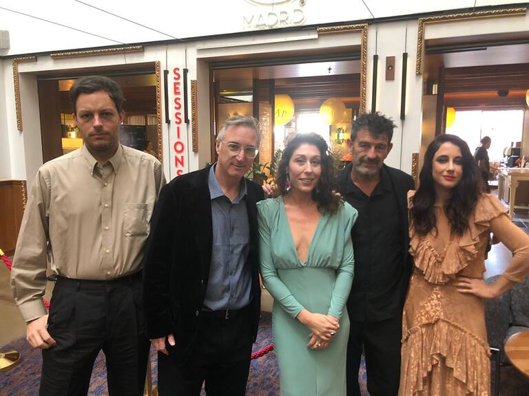 Equipo de Podium Podcast Chile recibe en España los dos galardones obtenidos en los Premios Ondas Globales del Podcast 2024