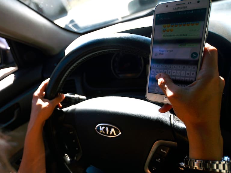 Ley No Chat: Cuáles son las multas a las que se arriesgan quienes usen el teléfono celular al conducir