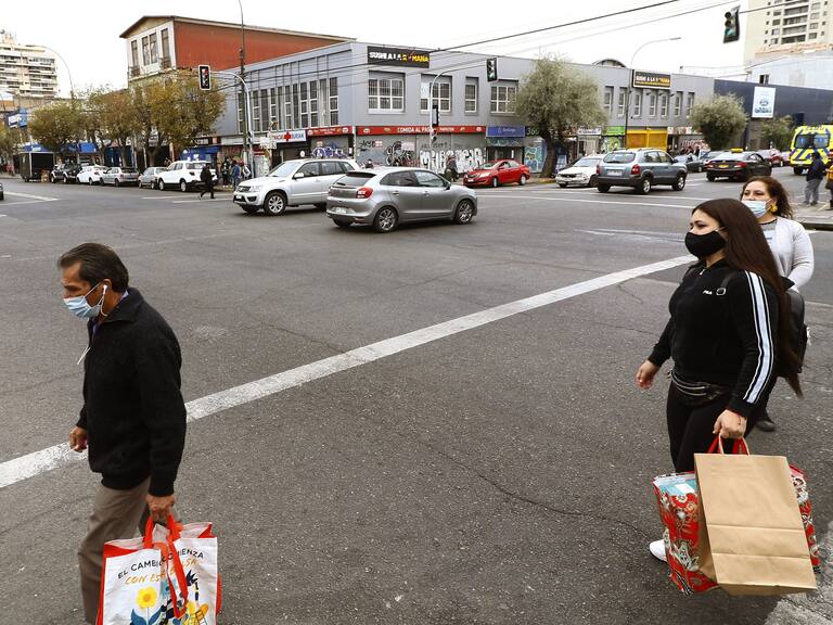 29 DE MARZO DE 2021/VALPARAISOPersonas cruzan la calle en Pedro Montt con Francia, en medio de la cuarentena total que vive Valparaiso a causa del aumento de los casos de Coronavirus en la region.
FOTO: LEONARDO RUBILAR CHANDIA/AGENCIAUNO