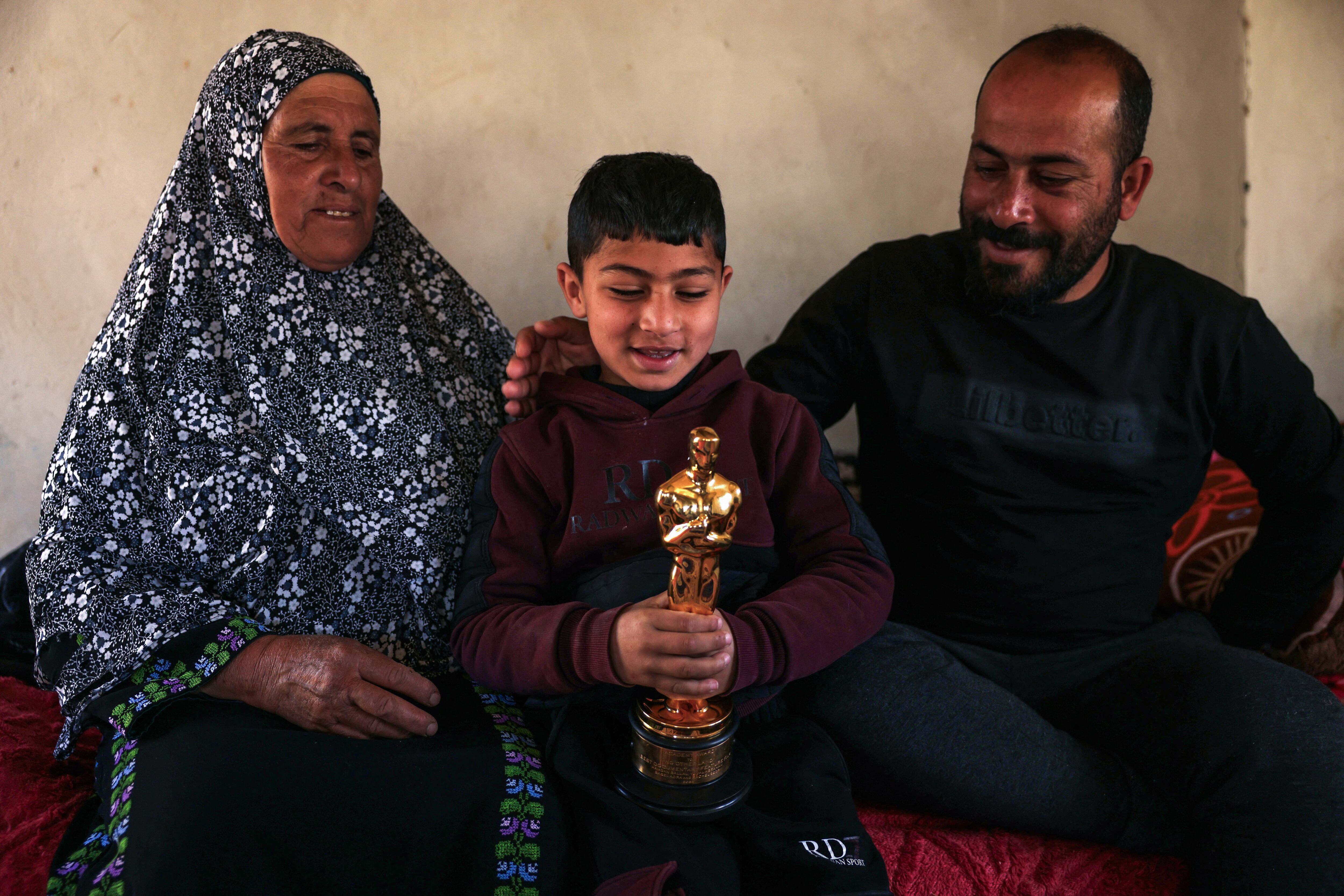 Director palestino Hamdan Ballal y su familia