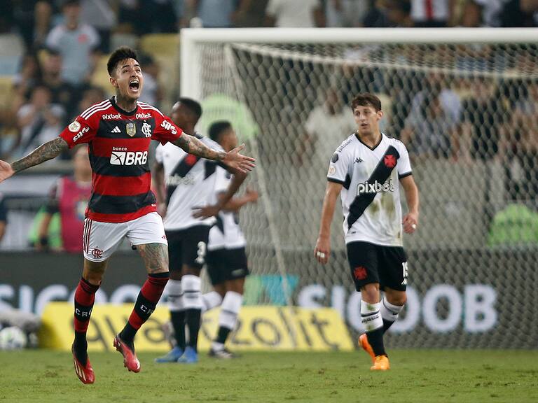 RIO DE JANEIRO, BRAZIL - JUNE 5: Erick Pulgar of Flamengo celebrates after scoring the team´s first goal during the match between Vasco da Gama and Flamengo as part of Brasileirao 2023 at Maracana Stadium on June 5, 2023 in Rio de Janeiro, Brazil. (Photo by Wagner Meier/Getty Images)