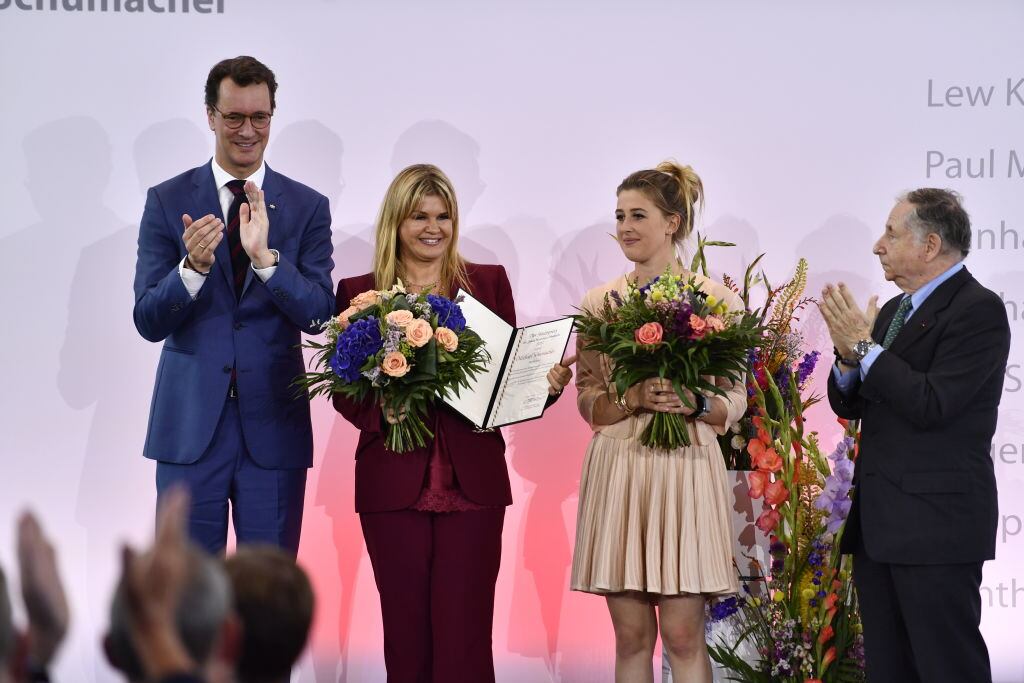 Corinna Schumacher (de rojo), Gina y Jean Todt (a la derecha de la imagen) recibiendo el premio este miércoles. (Getty Images)