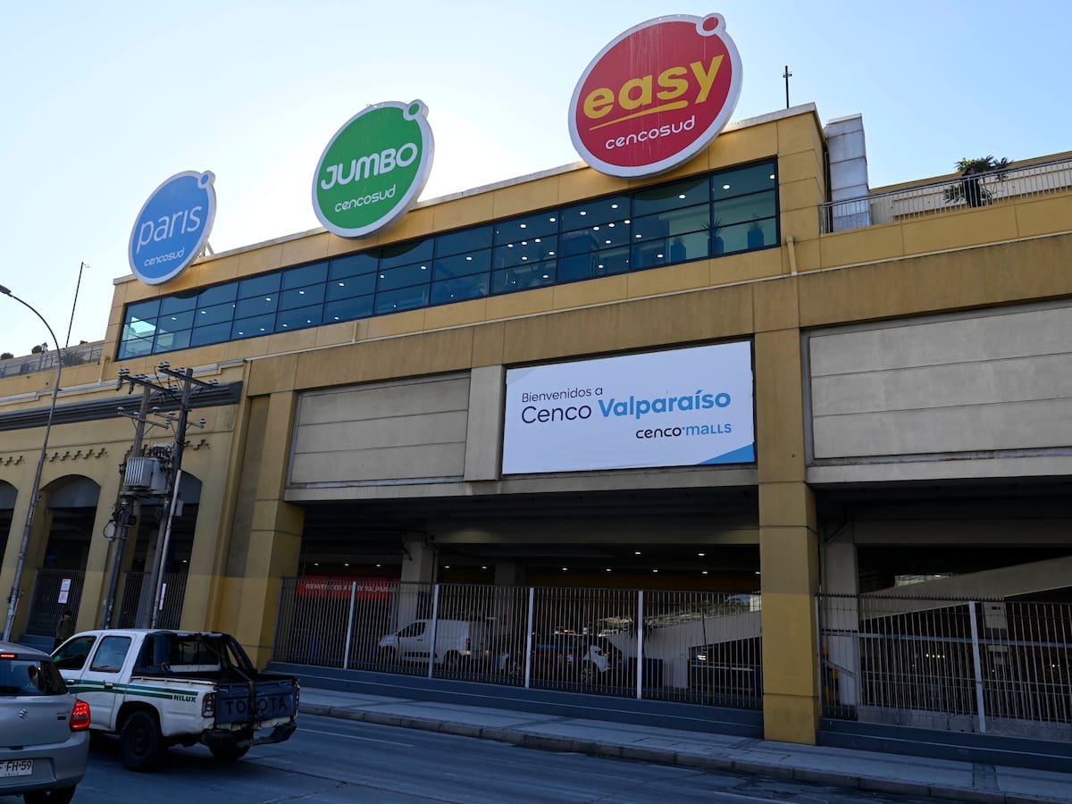 Sindicatos de Cencosud denuncian cerca de mil despidos “por necesidades de la compañía” en Jumbo, Paris, Easy y Santa Isabel esta semana