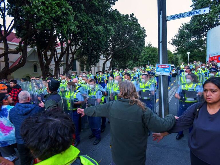 Policía de Nueva Zelanda rodea a antivacunas junto al congreso en Wellington