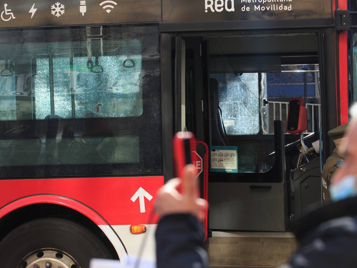 Bus de la locomoción colectiva cayó al Zanjón de la Aguada