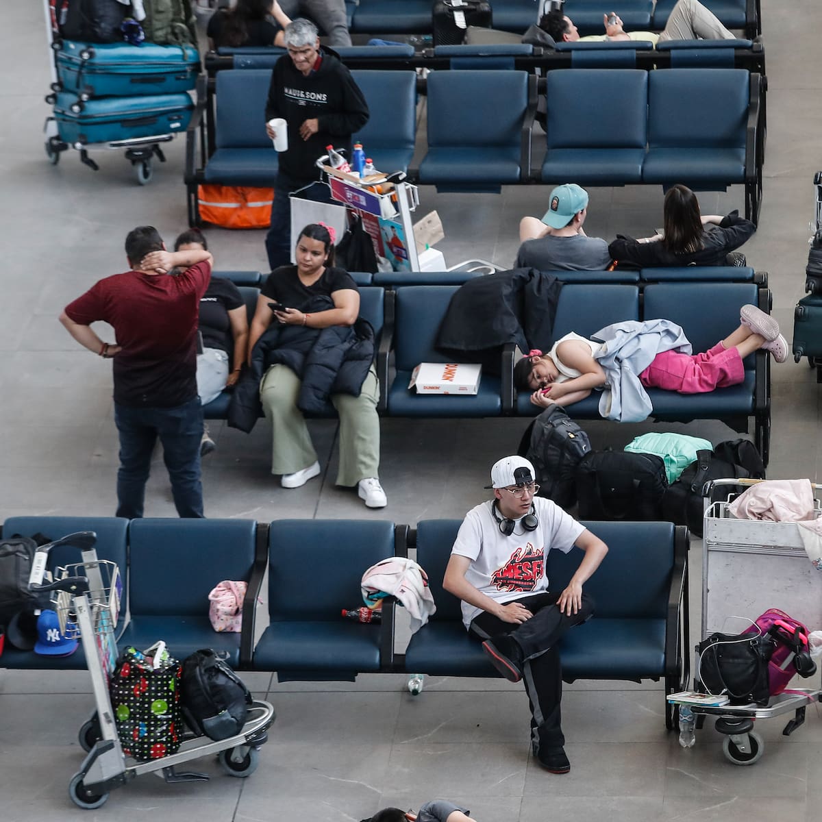 Testimonios acusan graves episodios nocturnos en el Aeropuerto de Santiago: Concesionaria apunta a la falta de atribuciones