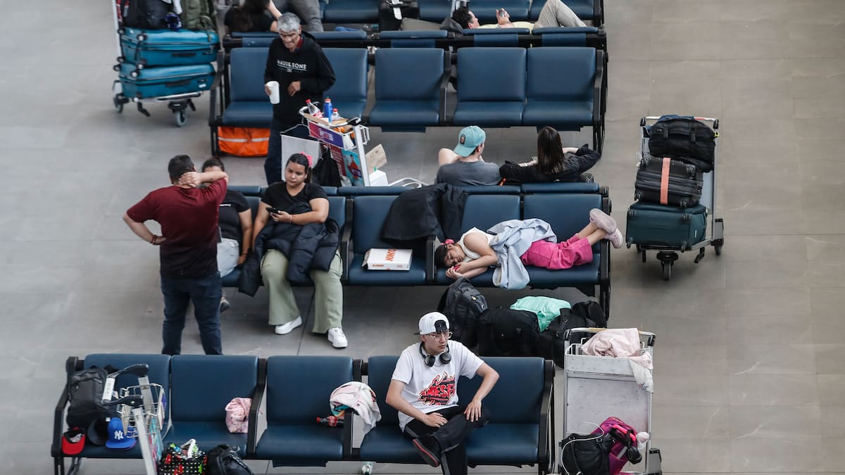 Testimonios acusan graves episodios nocturnos en el Aeropuerto de Santiago: Concesionaria apunta a la falta de atribuciones