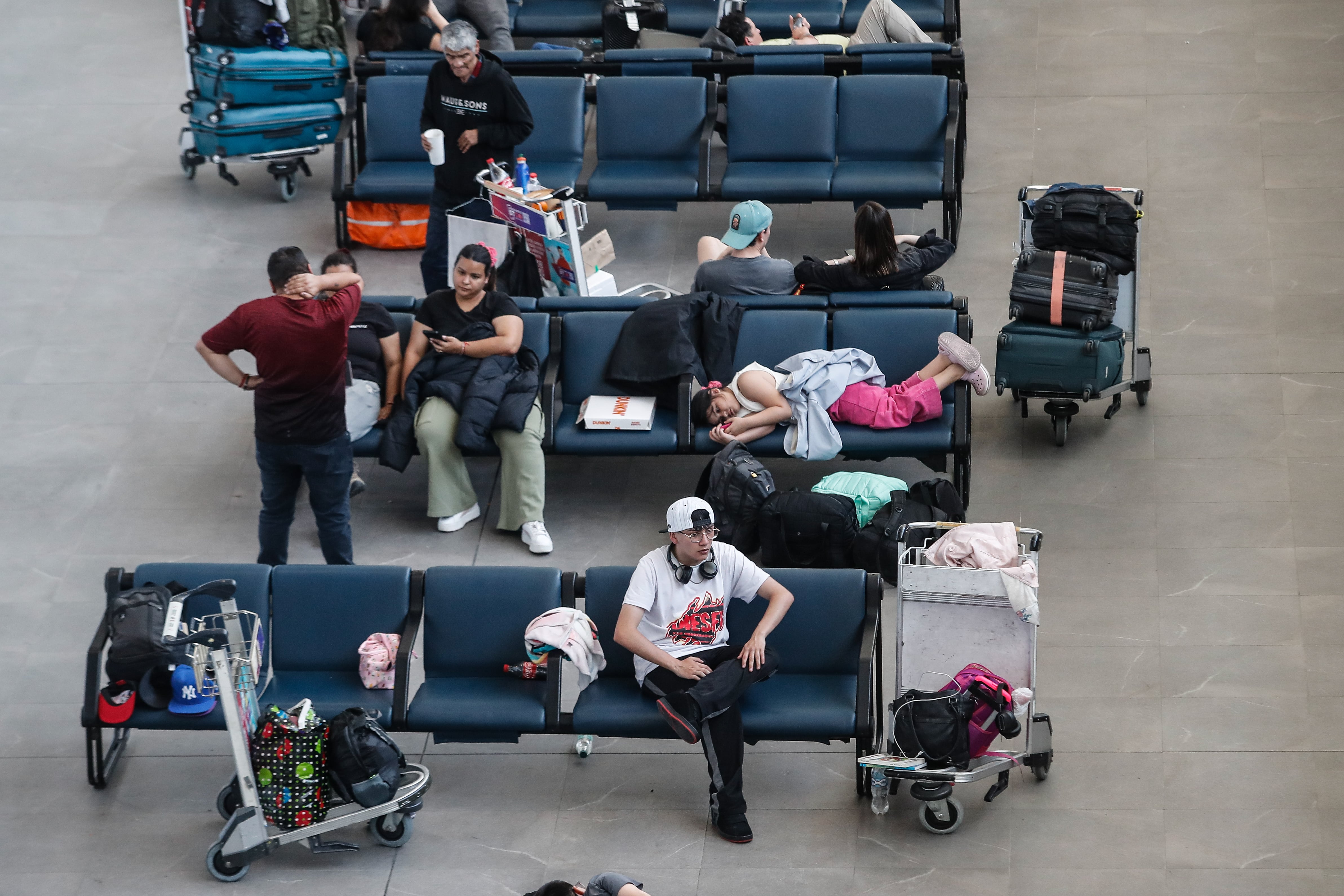 Testimonios acusan graves episodios nocturnos en el Aeropuerto de Santiago: Concesionaria apunta a la falta de atribuciones