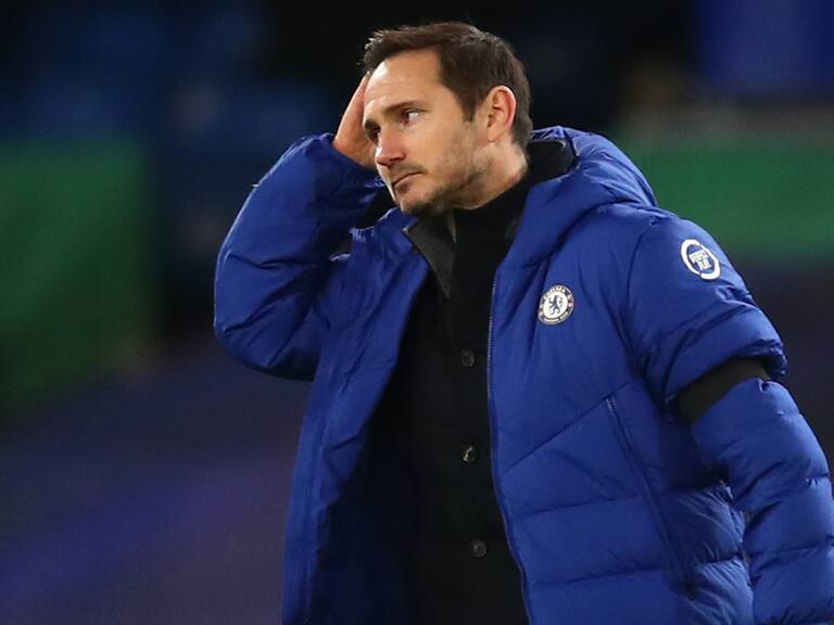 LONDON, ENGLAND - JANUARY 03: Frank Lampard, Manager of Chelsea looks dejected following his team's defeat in the Premier League match between Chelsea and Manchester City at Stamford Bridge on January 03, 2021 in London, England. The match will be played without fans, behind closed doors as a Covid-19 precaution. (Photo by Marc Atkins/Getty Images)