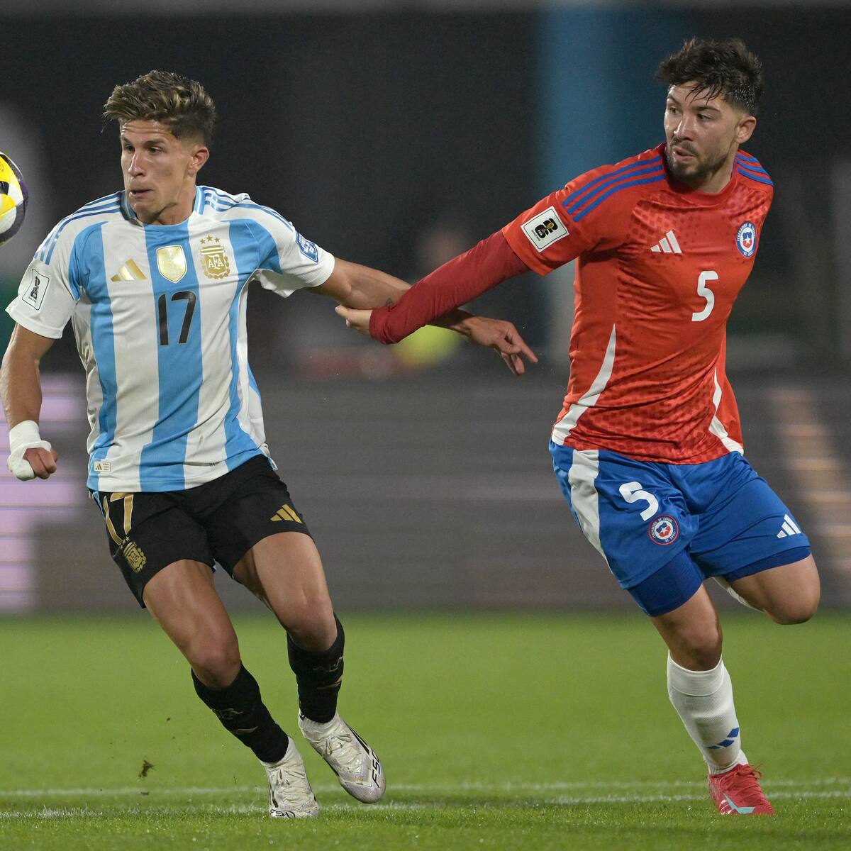 “Ahí me siento cómodo”: Felipe Loyola defendió su rol en La Roja como volante