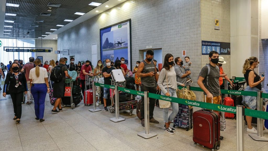Largas filas de viajeros en el aeropuerto de Río de Janeiro