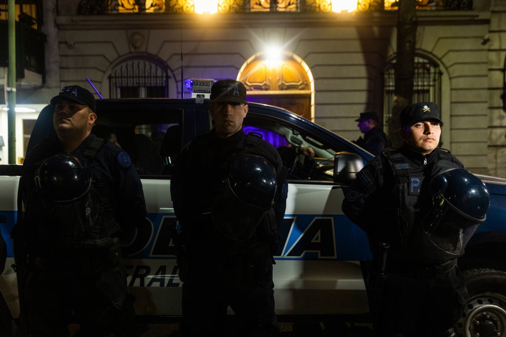 Policías custodian al sujeto detenido que atentó contra Cristina Fernández