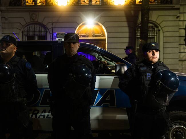 Policías custodian al sujeto detenido que atentó contra Cristina Fernández