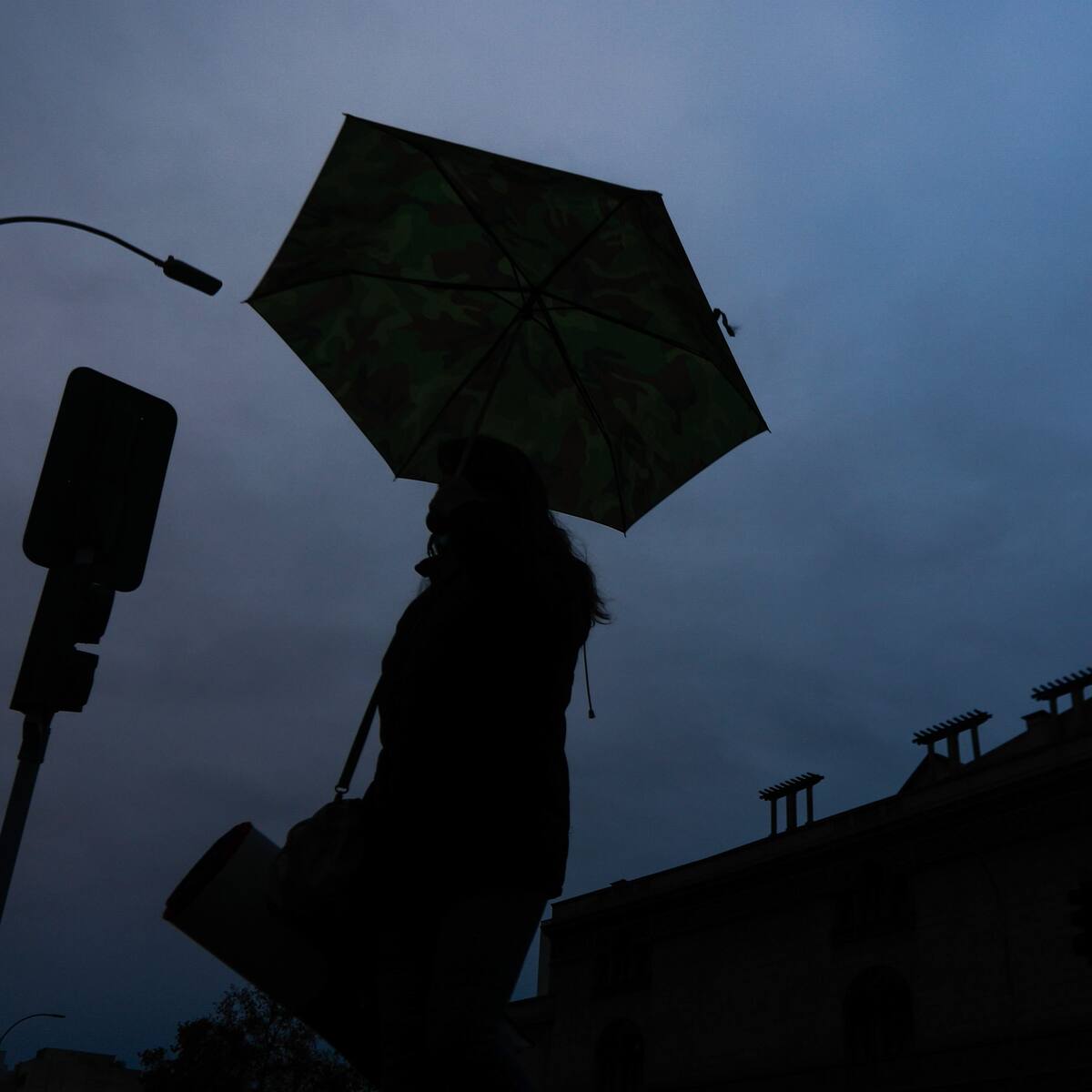 Corte de luz en Chile por sistema frontal: más de 120 mil clientes están sin suministro eléctrico