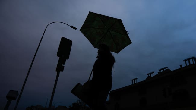 Reportan corte de luz en Pudahuel y Maipú producto de la lluvias en la capital