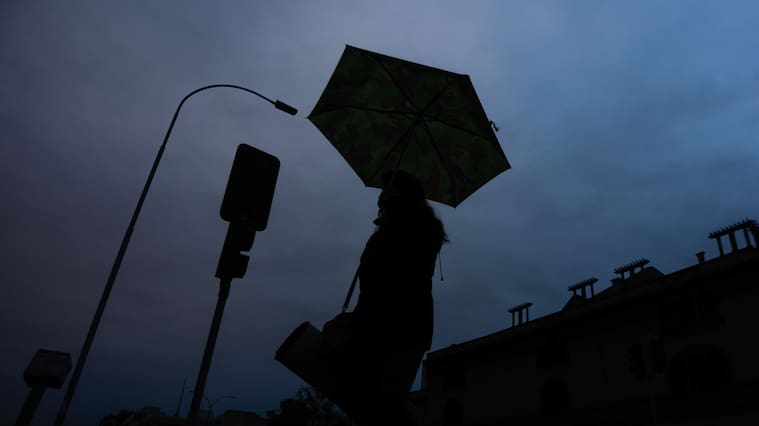 Reportan corte de luz en Pudahuel y Maipú producto de la lluvias en la capital
