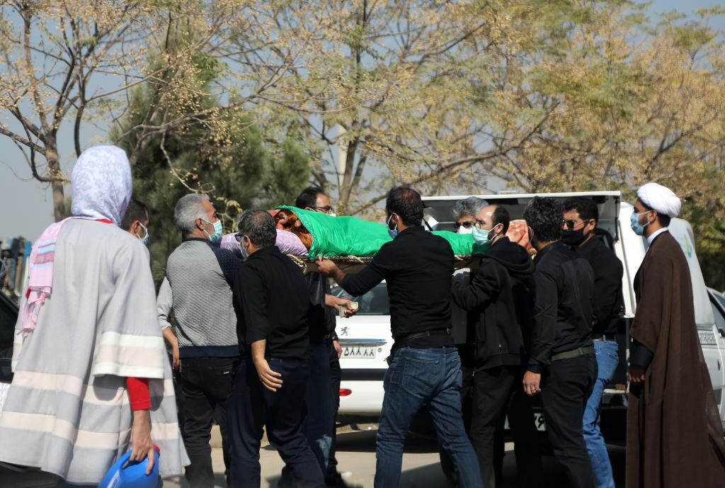 Personas realizan el funeral de una víctima del Covid-19 en Irán