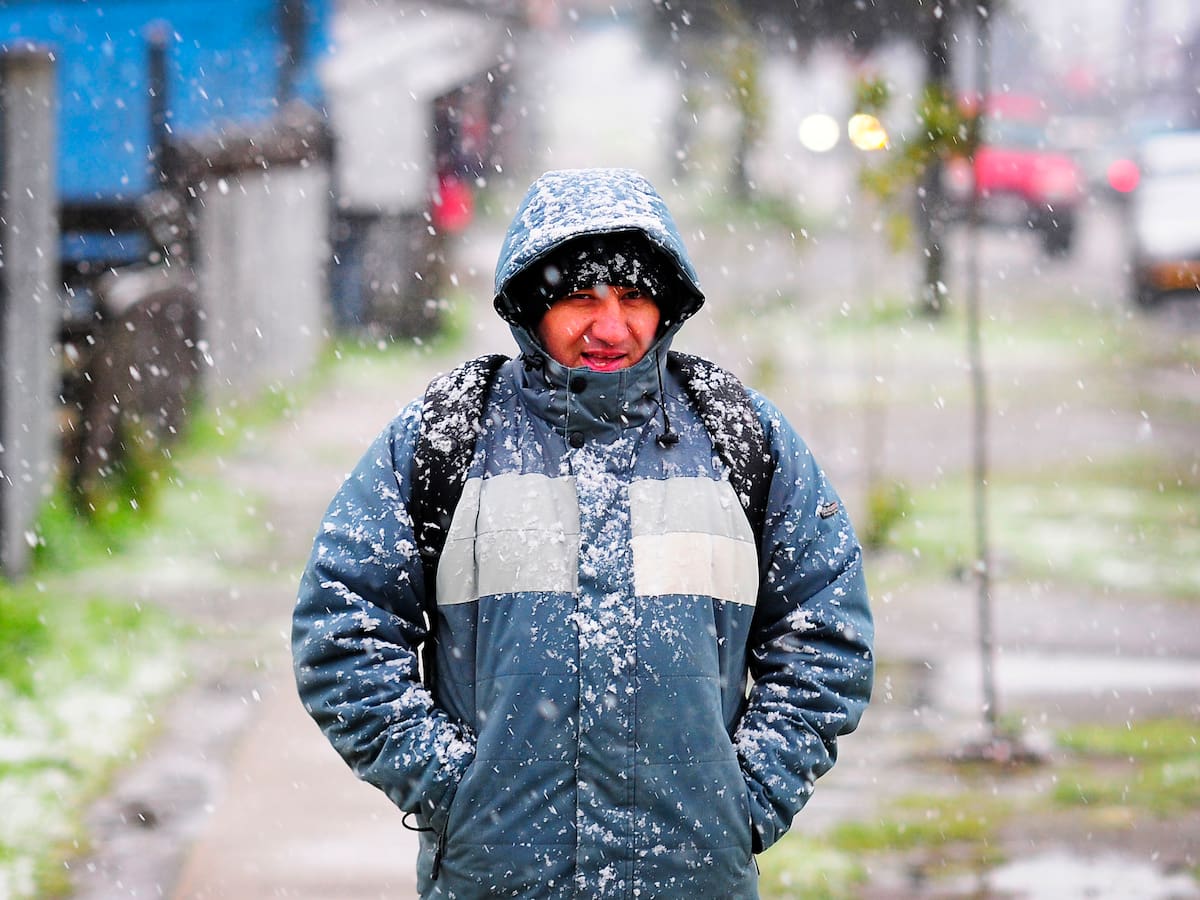 Nieve llega a la Región Metropolitana: anuncian lluvia, viento y heladas extremas para el fin de semana