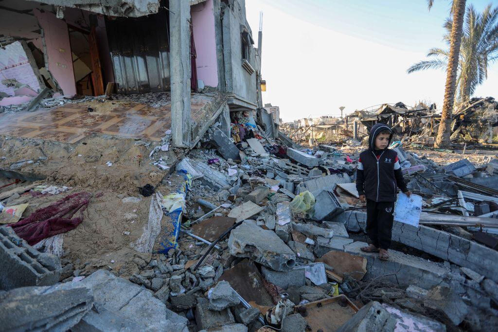 Un niño camina entre los escombros que dejan los bombardeos de Israel sobre la zona de Rafah en la Franja de Gaza, en el territorio de Palestina.