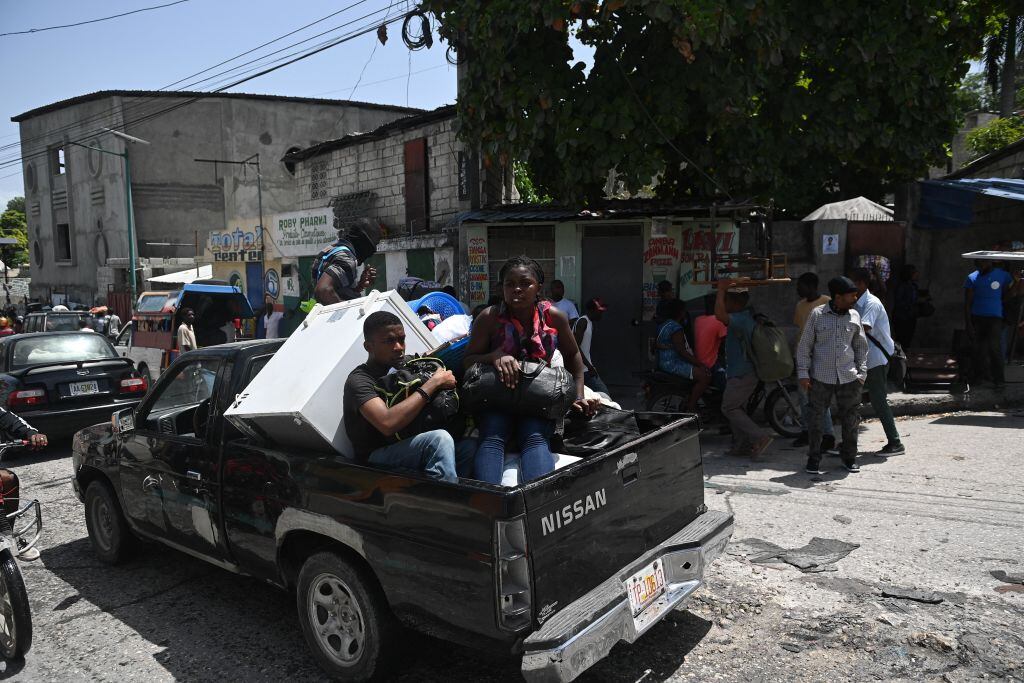 Familias dejan Puerto Príncipe en Haití por avance de grupos criminales