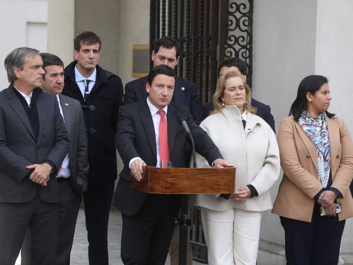 “Falsedad absoluta” y “cara de palo”: oficialismo arremete contra Jara y Vallejo por video sobre las 40 horas
