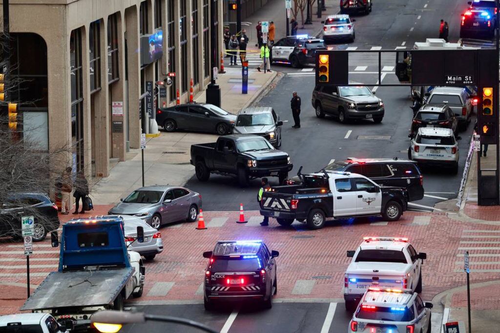 Bomberos, paramédicos y policías responden ante el llamado por la explosión del Hotel Sandman en Fort Worth de Dallas en Estados Unidos.