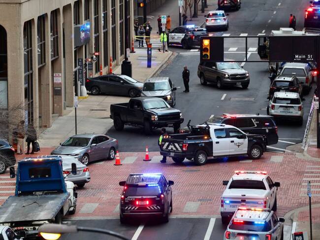 Bomberos, paramédicos y policías responden ante el llamado por la explosión del Hotel Sandman en Fort Worth de Dallas en Estados Unidos.