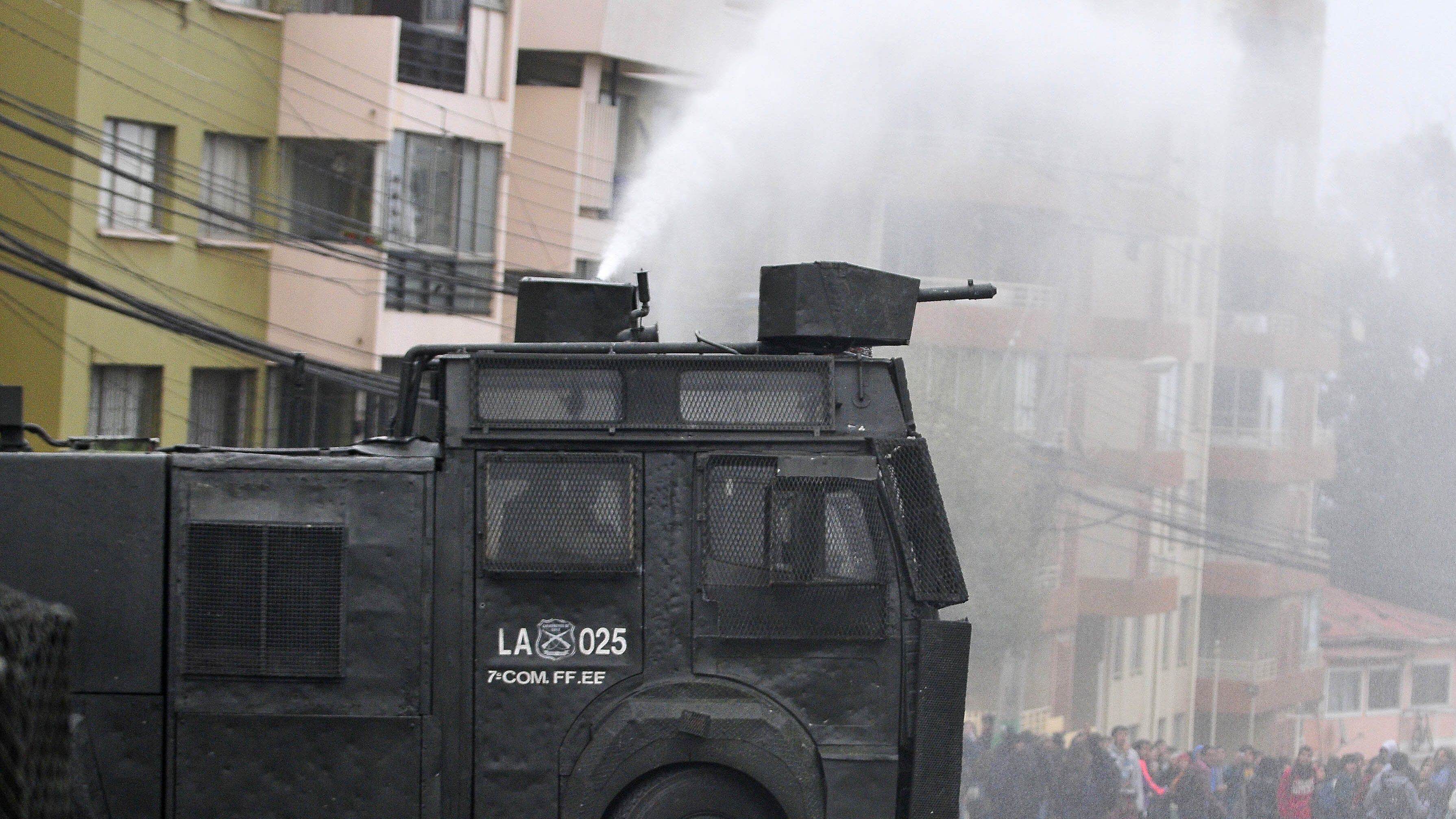 19 de Mayo de 2015/VALPARAÍSOFuerzas especiales de carabineros dispersan con un carro lanza aguas a un grupo de manifestantesen las inmediaciones de la Universidad de Playa Ancha, en Valparaíso, durante una manifestación a dos días de la cuenta publica de la presidenta en el Congreso Nacional el 21 de mayo.
FOTO: RAUL ZAMORA/AGENCIAUNO