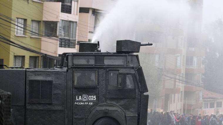 19 de Mayo de 2015/VALPARAÍSOFuerzas especiales de carabineros dispersan con un carro lanza aguas a un grupo de manifestantesen las inmediaciones de la Universidad de Playa Ancha, en Valparaíso, durante una manifestación a dos días de la cuenta publica de la presidenta en el Congreso Nacional el 21 de mayo.
FOTO: RAUL ZAMORA/AGENCIAUNO