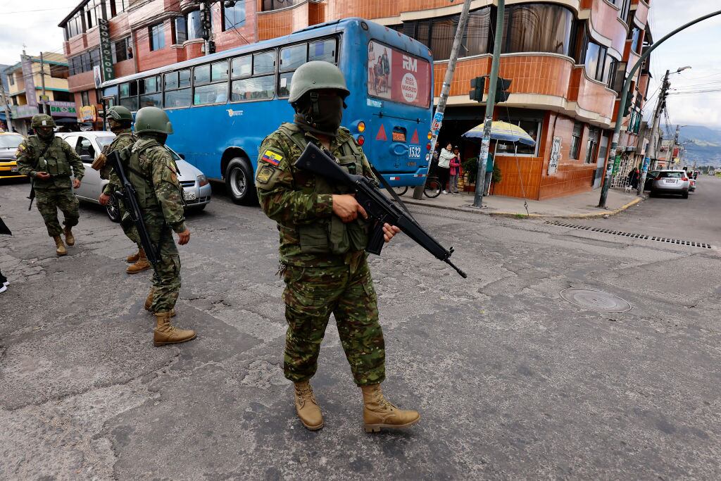 Los efectivos militares custodian las calles de la ciudad de Quito, la capital de Ecuador, en medio de la ola de violencia y una crisis de seguridad en todo ese país.