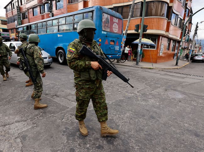 Los efectivos militares custodian las calles de la ciudad de Quito, la capital de Ecuador, en medio de la ola de violencia y una crisis de seguridad en todo ese país.