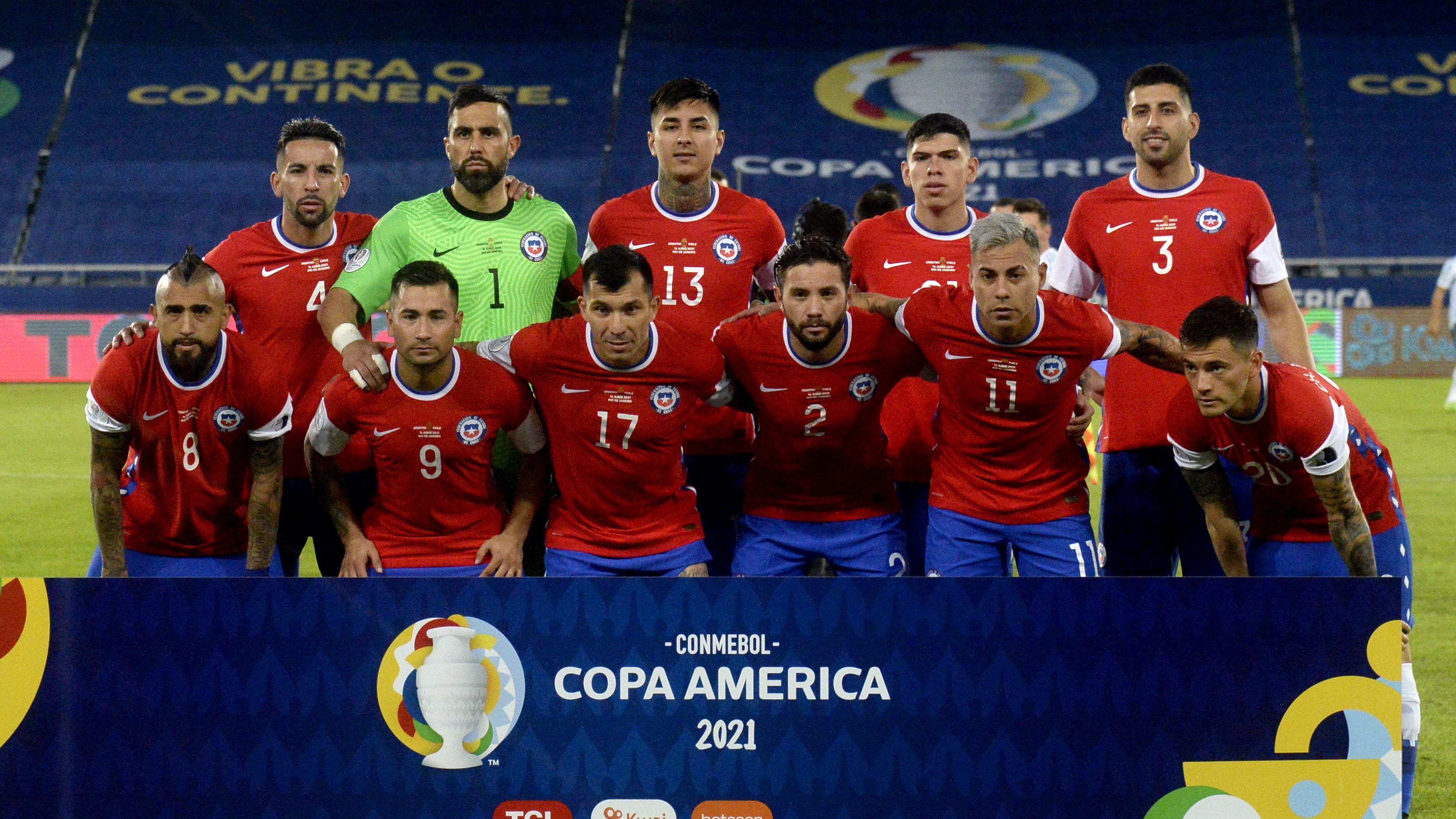 RIO DE JANEIRO, BRAZIL - JUNE 14: Chile Team Group ,From the left up : Mauricio Isla ,Claudio Bravo ,Erick Pulgar ,Carlos Palacios ,Guillermo Maripan, Arturo Vidal ,Jean Meneses ,Gary Medel ,Eugenio Mena ,Eduardo Vargas and Charles Aranguiz ,pose during the match between Argentina and Chile as part of Conmebol Copa America Brazil 2021 at Estadio Olímpico Nilton Santos on June 14, 2021 in Rio de Janeiro, Brazil. (Photo by MB Media/Getty Images)