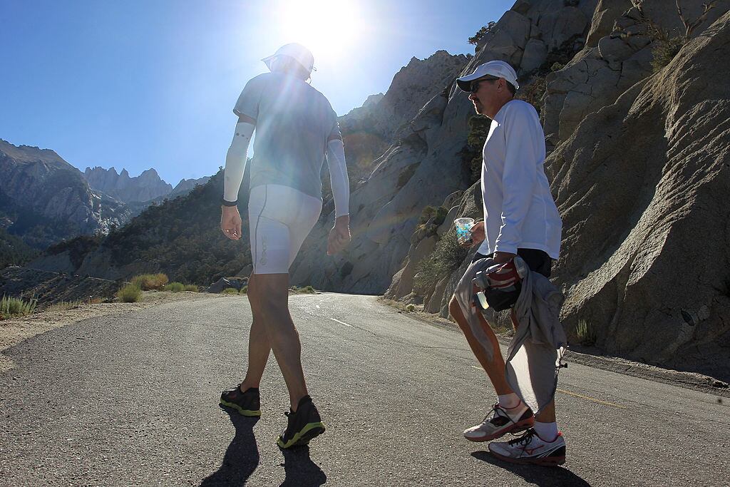 Una pareja camina bajo las altas temperaturas en el Monte Whitney en la región de Ohio en Estados Unidos.