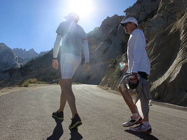 Una pareja camina bajo las altas temperaturas en el Monte Whitney en la región de Ohio en Estados Unidos.