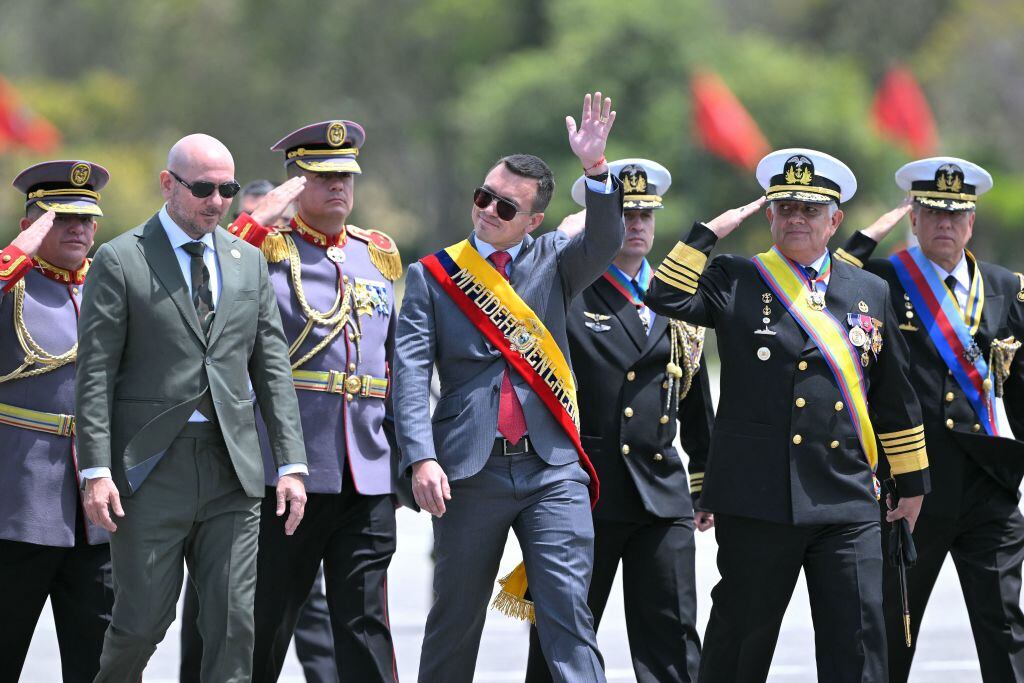 El presidente de Ecuador, Daniel Noboa, junto a altos mandos de las fuerzas armadas en la conmemoración de la independencia