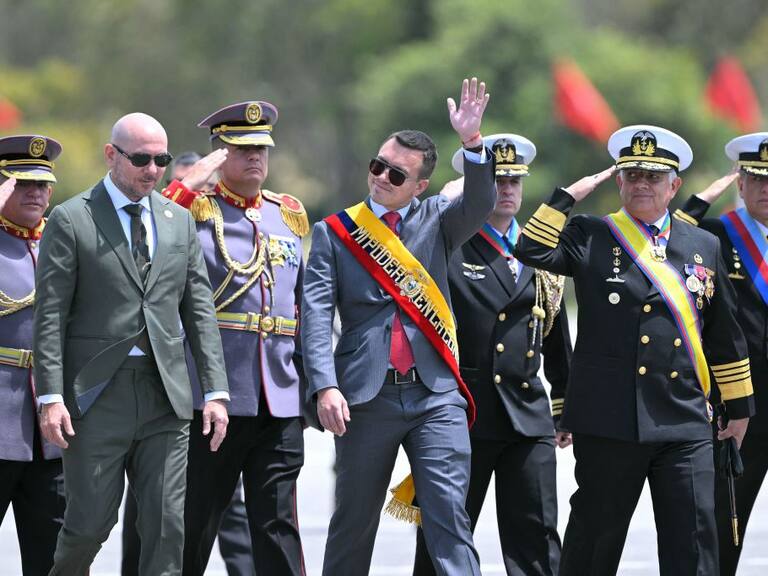 El presidente de Ecuador, Daniel Noboa, junto a altos mandos de las fuerzas armadas en la conmemoración de la independencia