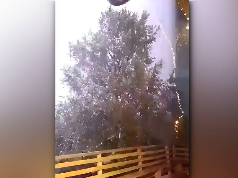 Fuerte tormenta eléctrica en Los Ríos: rayo cae a metros de una casa en Panguipulli