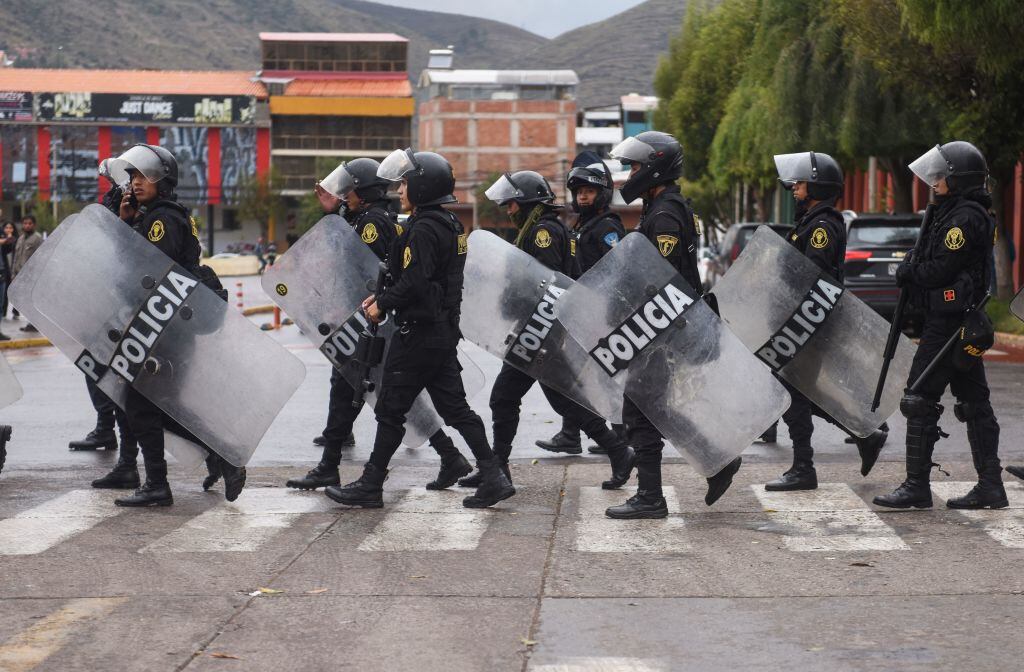 Policías del Perú avanzan a detener una marcha contra el gobierno en el Cusco