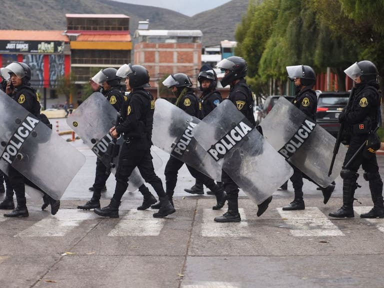 Policías del Perú avanzan a detener una marcha contra el gobierno en el Cusco