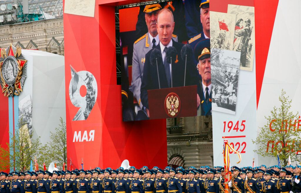 Vladimir Putin dando su discurso en la Plaza Roja de Moscú
