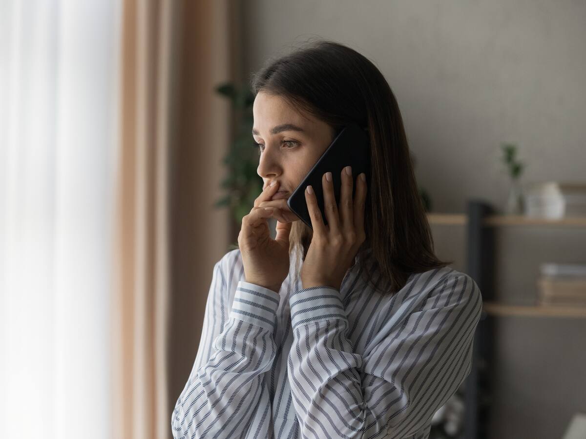 Esta es la razón por la que no deberías contestar el teléfono diciendo “no” o “aló”