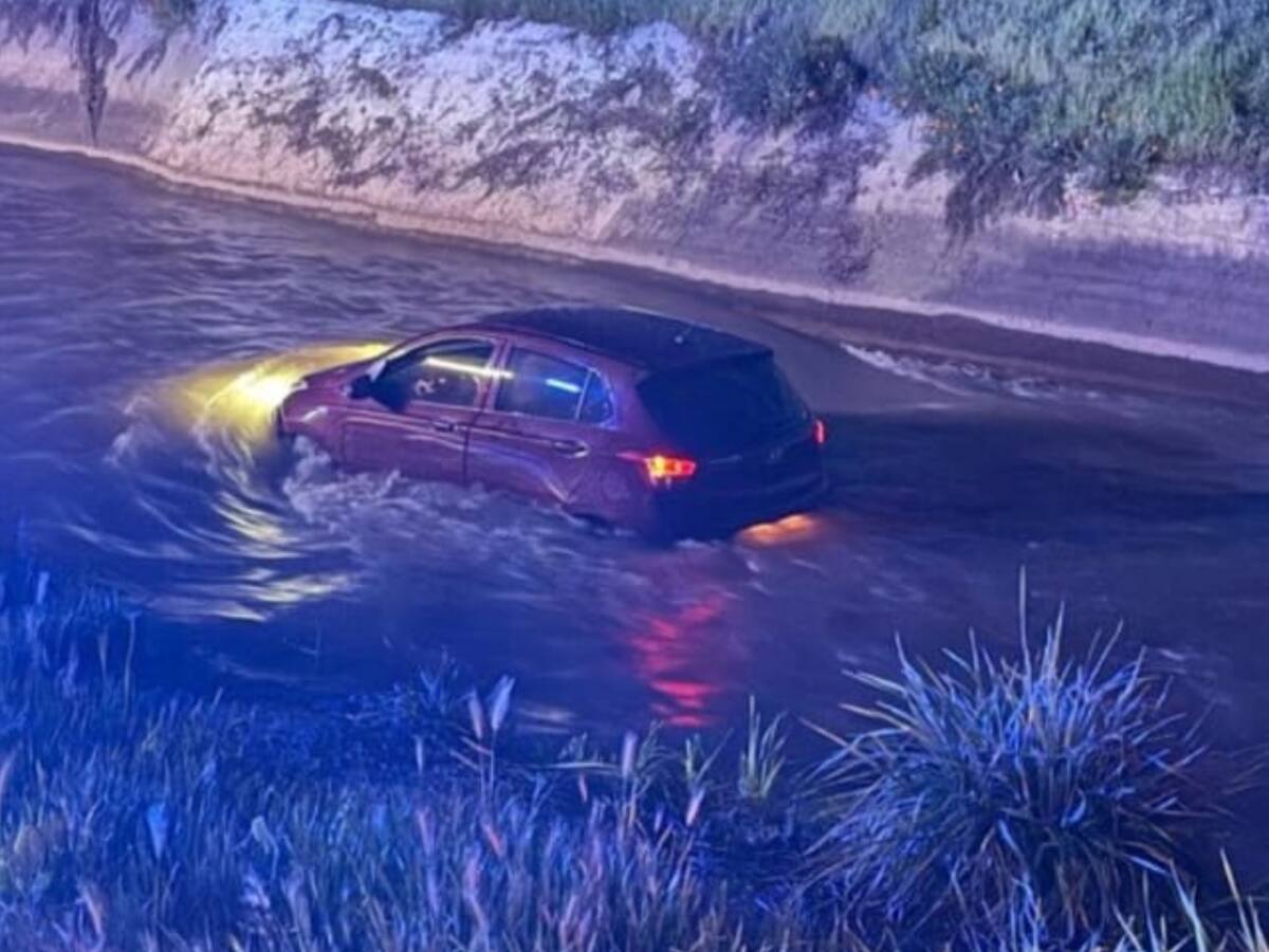 Su pololo le enseñaba a manejar: conductora cae al canal San Carlos en La Florida