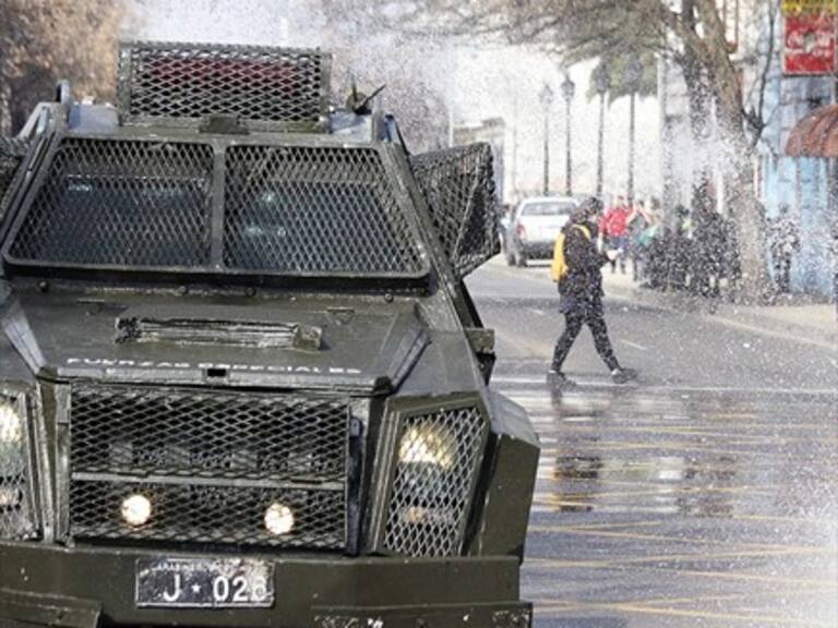 Carabineros se autodenunció para que se investigue uso de soda cáustica en carros lanza aguas