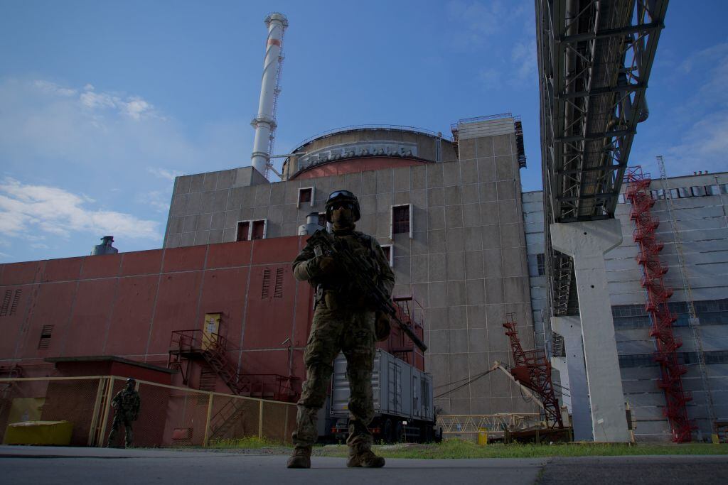 Un soldado ruso monta guardia ante la planta nuclear de Zaporiyia