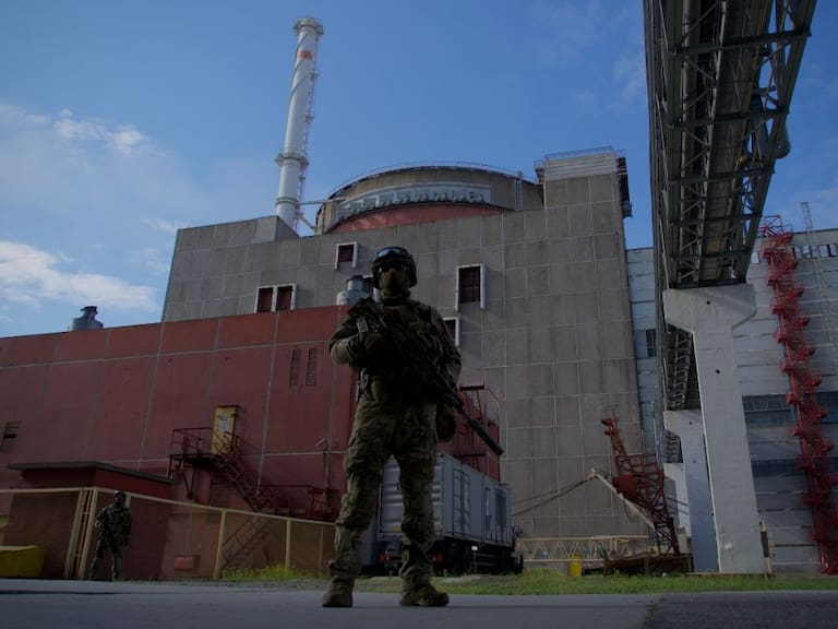 Un soldado ruso monta guardia ante la planta nuclear de Zaporiyia
