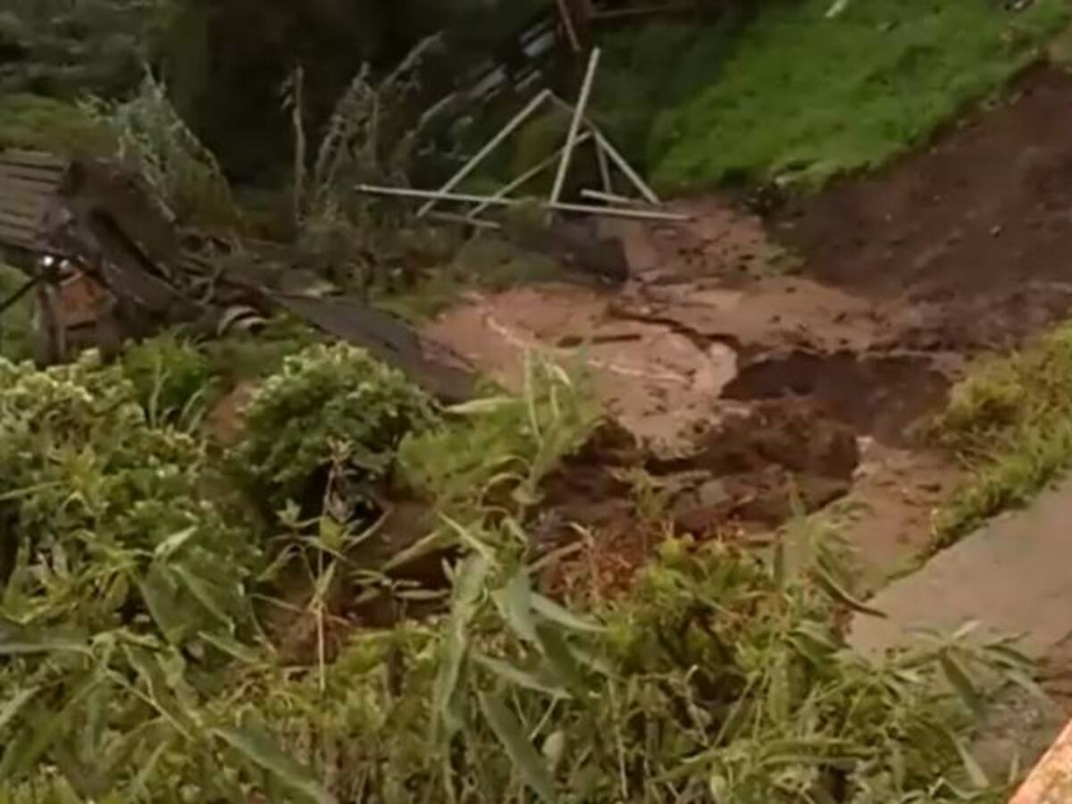 Familia queda aislada en Viña del Mar tras socavón provocado por colapso de alcantarillado